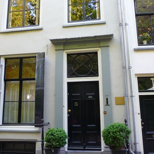 Pand met gevel met getande kroonlijst