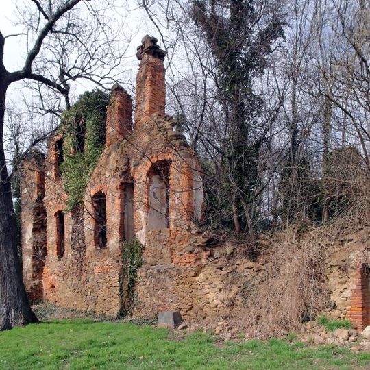 Schlossruine mit Resten des Pulverturms sowie umgebende Einfriedungsmauer Nostitz