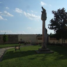 Kirchhof mit Umfassungsmauer und Denkmälern