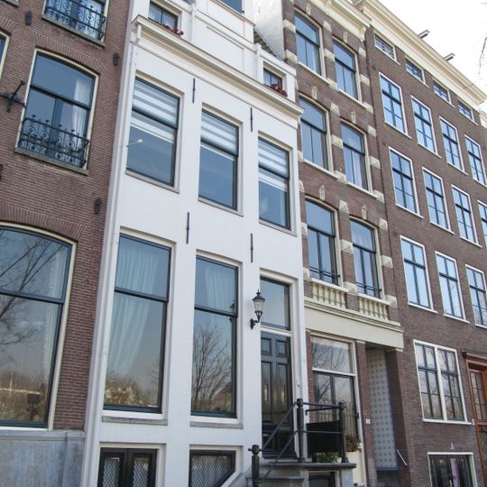 Huis met gevel onder rechte lijst met bakstenen attiek