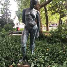 Stehender weiblicher Akt