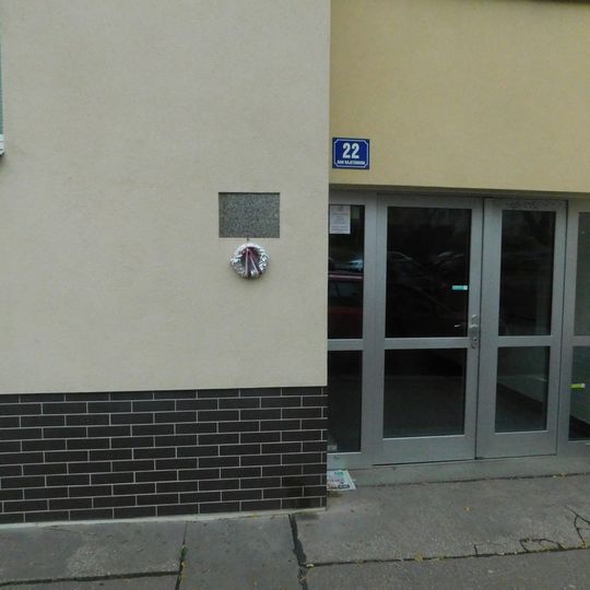 Pamětní deska Emílie Zdražilové na domě Nad Kajetánkou 82/22 na Břevnově