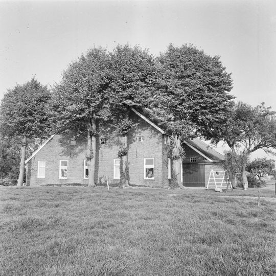 Boerderij met woondeel dat iets smaller is dan de schuur