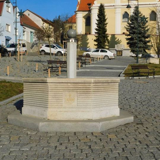 Kašna na náměstí v Mnichovicích