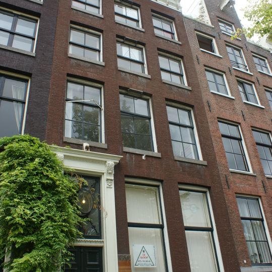 Pand met gevel onder rechte lijst met consoles