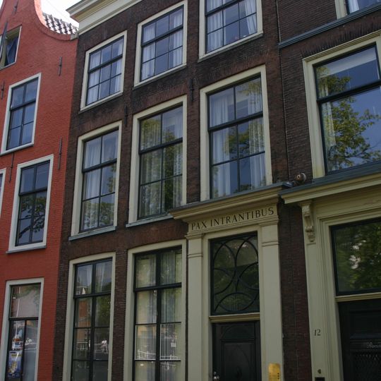 Pand met gevel met rechte kroonlijst. Hardstenen stoep en palen