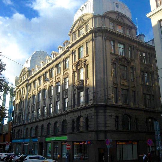 Īres nams ar veikaliem