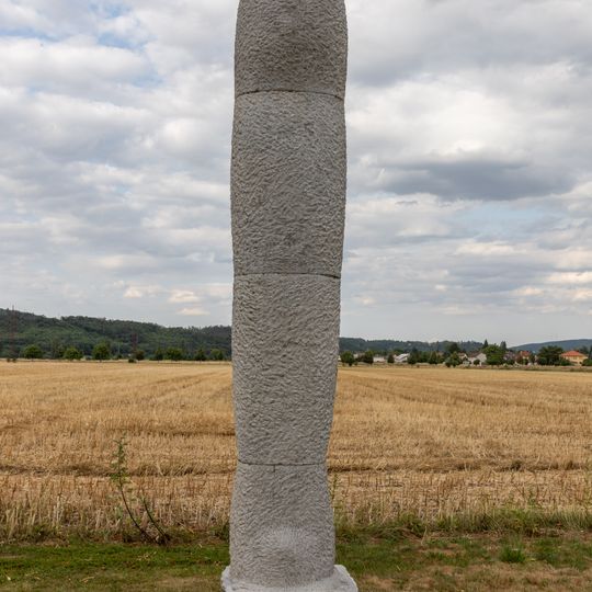 Plastika Elementární postava na Cestě mramoru v Dobřichovicích