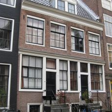 Smal huisje onder dwars dak