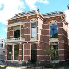 Woonhuis in overgangsstijl