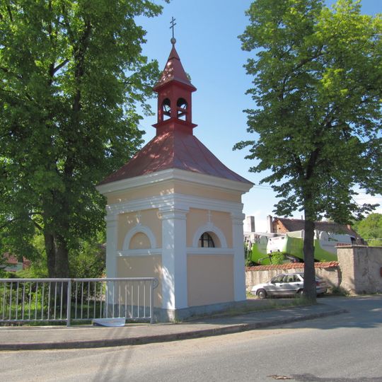 Kaplička ve středu Mančic u Rašovic