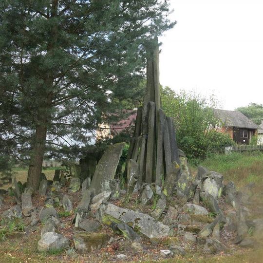Jubilejní pomník Františka Josefa I. u kaple v Pertolticích