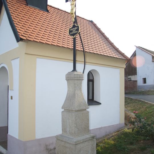 Kříž u kaple v Dolních Rápoticích