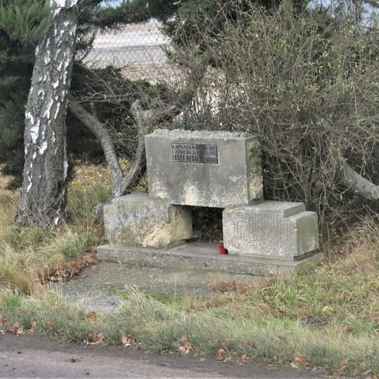 Pomník padlému Josefu Veselému u silnice na východním okraji Luštěnic