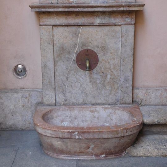 Malá kašna na nádvoří paláce Kinských v Praze