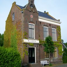 Vrijstaand voormalig raadhuis