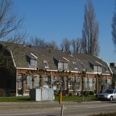 ''Nieuw Werklust Kleiwarenfabriek'': Rij van vijf arbeiderswoningen