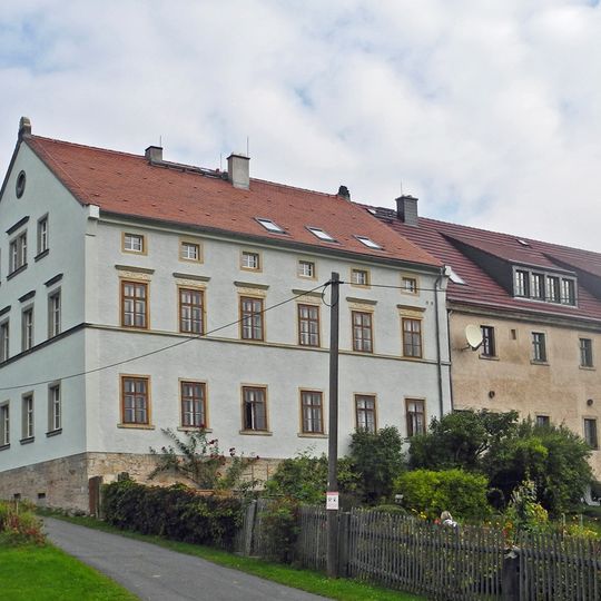 Wohnhaus mit angebautem Stallgebäude, Seitengebäude und Toreinfahrt eines ehemaligen Vierseithofes Talstraße 30; 32