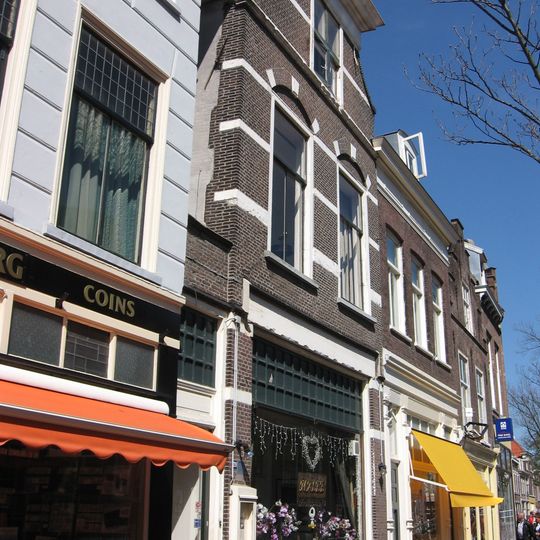 Pand met afgeknotte trapgevel, waarin ontlastingsbogen en muurankers