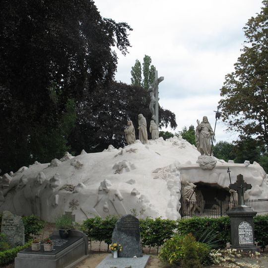 Kerkhof: calvarieberg