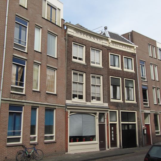 Pand met lijstgevel met gedateerde, verkropte kroonlijst