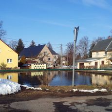 Unregelmäßig geformter Dorfteich Großerkmannsdorfer Straße (in Höhe der Straße nach Dittersbach)