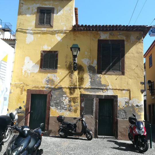 Imóveis n.ºs 33-A, 34, 35 da Rua D. Carlos I