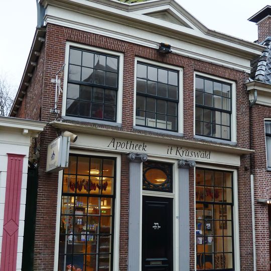 Pand met verdieping en rechte kroonlijst met timpaan onder voor afgeschuind zadeldak