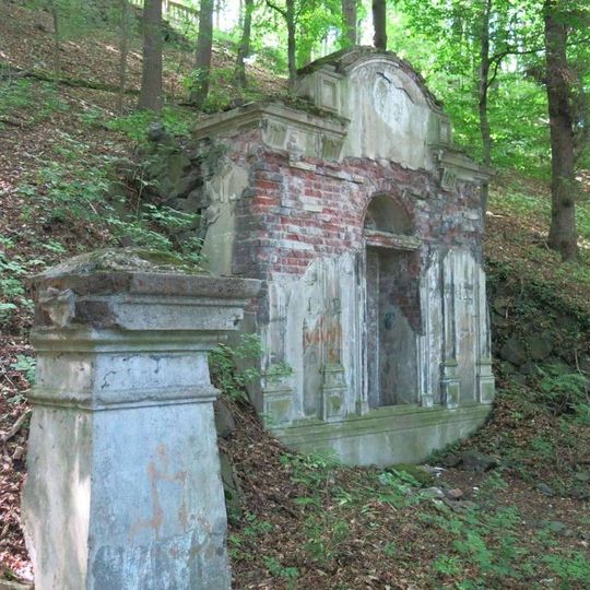 Kaplička v areálu zaniklých lázní Chmelnice