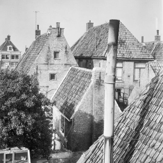 Pand met vernieuwde gevel met rechte kroonlijst onder zadeldak met topschoorsteen