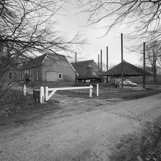 Huize Soeslo, hooiberg met zeszijdige rieten kap