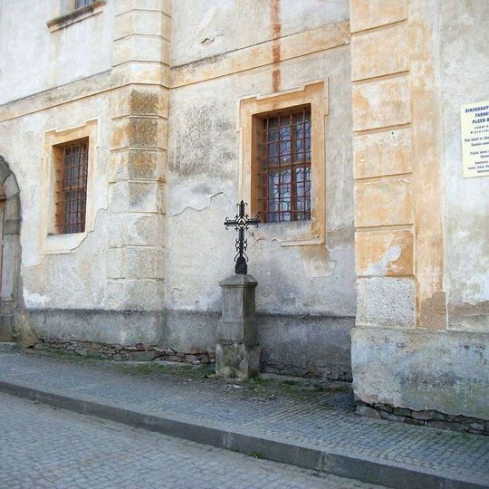 Kříž u kostela ve Štěnovicích