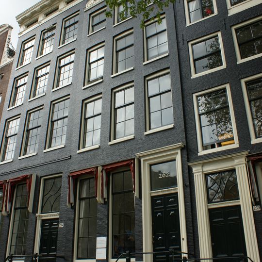 Pand met halsgevel met gebeeldhouwde stoep