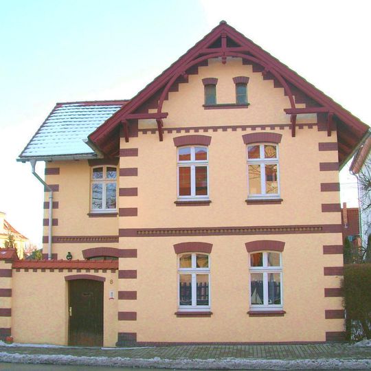 Wohnhaus, Nebengebäude und verbindende Einfriedungsmauer mit Toreinfahrt Schulstraße 8