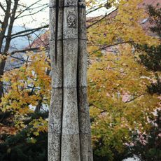 Plastika před budovou okresního soudu v Prachaticích