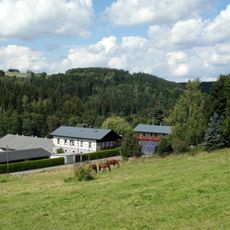 Wohnhaus (Nr. 15) mit angebautem Stallgebäude (Nr. 13) und zwei weitere Wohnhäuser (Nr. 17 und 19) eines Gestüts Eisenbergstraße 13; 15; 17; 19