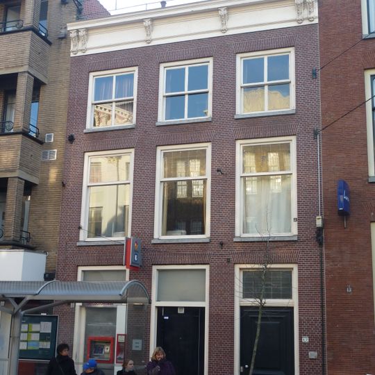 Pand met gevel met rechte kroonlijst met consoles