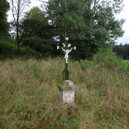 Kříž západně od Strážiště v lesíku