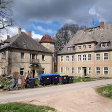 Einzeldenkmale der Sachgesamtheit Rittergut Gersdorf: Herrenhaus (Nr. 23), Gutsverwalterhaus (Nr. 22), Wirtschaftsgebäude (Nr. 15) und Torwächterhaus (Nr. 19) sowie Einfriedungsmauer (siehe auch Sachgesamtheitsdokument - Obj. 09300395) Gersdorf 15;