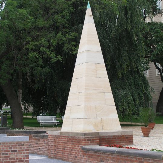 Sloup-obelisk u vyhlídky v zahradě Na Valech