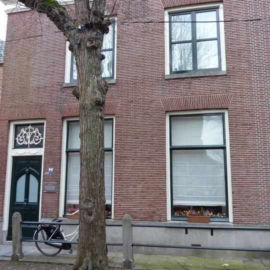 Voornaam pand onder een dwars schilddak