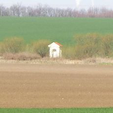 Kaplička u polní cesty severně od Donína