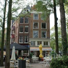 Hoekhuis met eind 18e-eeuwse houten pui en gevellijst en dakkapel