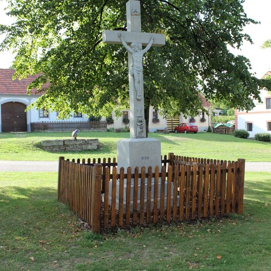 Kříž před kaplí