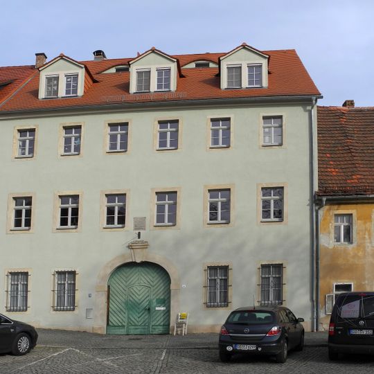 Wohnhaus in geschlossener Bebauung und Hinterhaus Am Markt 4