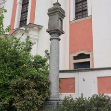 Boží muka v Kdousově před kostelem