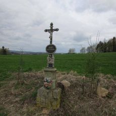 Kříž u silnice mezi Kojčicemi a Chvojnovem pod vrchem Hůrka