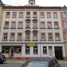 Mietshaus in geschlossener Bebauung mit Laden Bergstraße 62