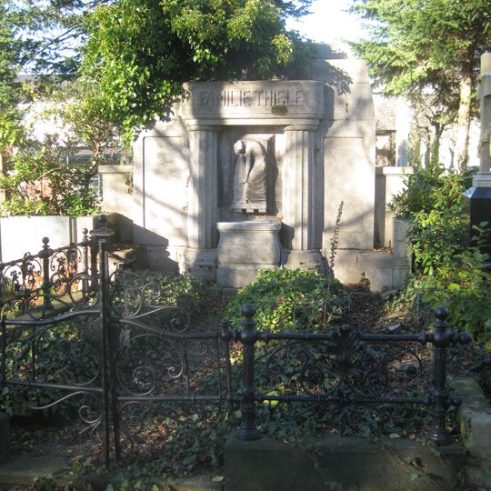 Aussegnungshalle und Grabmal Familie Thiele Pfarrstraße 29