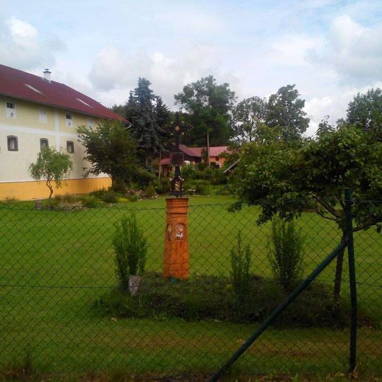 Kříž v Načetíně v zahradě